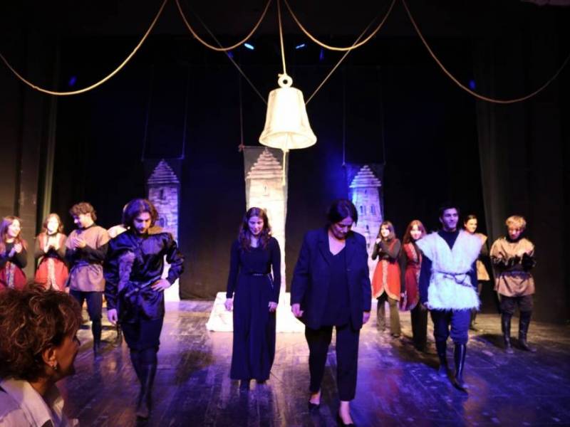 ქალაქ თბილისში, ნოდარ დუმბაძის სახელობის მოზარდ მაყურებელთა თეატრში, ცაგერის  სახალხო...